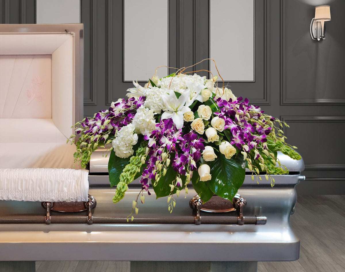 CV-10 Casket cover de rosas, orquídeas violetas, hortensias, lirios casablanca y campana de Irlanda
