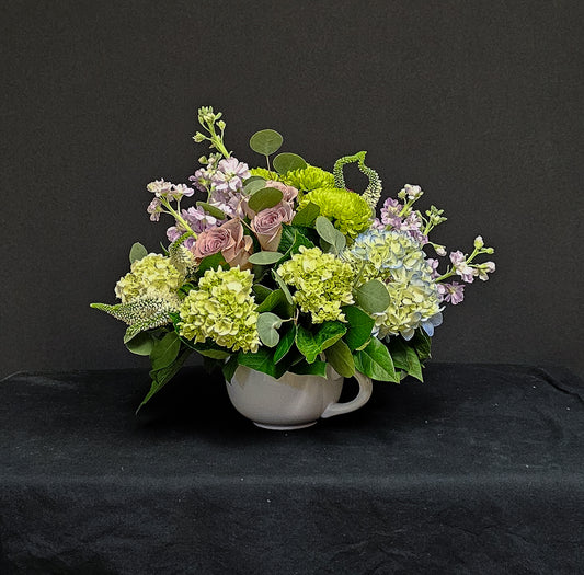 M-17 Arreglo en tasa de rosas, hortensias, stock y spiders