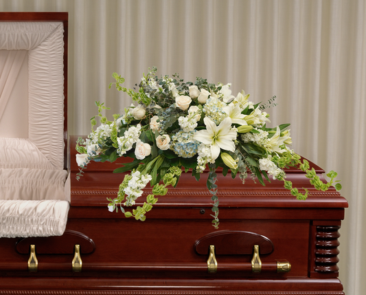 CV-03 Casket cover de rosas, hortensias, stocks, campana de Irlanda y lirios casablanca