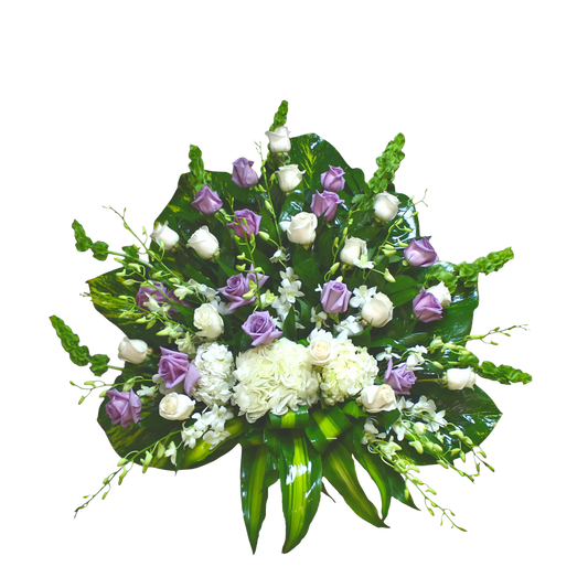 CN-12 Canasta funeral de rosas, orquídeas, hortensias y campana de Irlanda