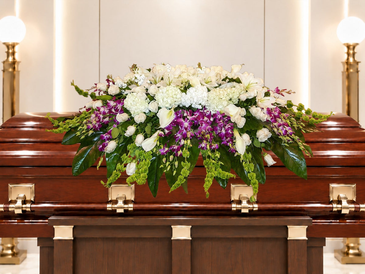 CV-14 Casket cover triple de rosas, lirios cala, orquídeas, hortensias, stocks, campana de Irlanda y lirios casablanca