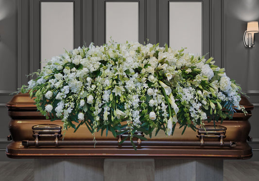 CV-17 Casket cover de rosas, lirios cala, orquídeas, hortensias, stocks, campana de Irlanda y lirios casablanca