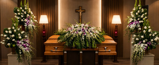 CV-23 Set funeral: casket cover de orquídeas y 4 arreglos de rosas y orquídeas