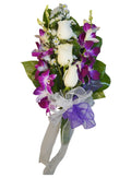 Ramo para las manos de rosas y orquídeas