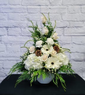 ND-13 Arreglo de hortensias, rosas, claveles, gerberas, veronica y follaje navideño