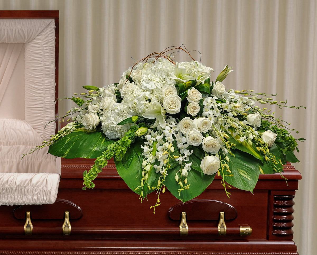 CV-24 Casket cover de rosas, lirios, orquídeas y hortensias