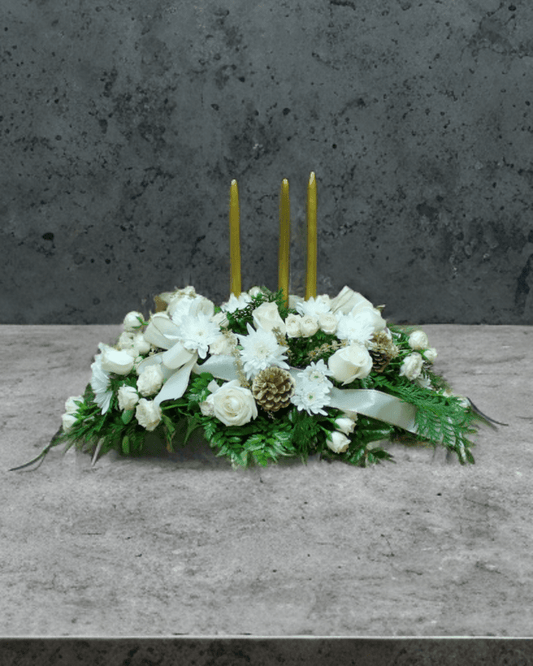 ND-7 Arreglo alargado de rosas, pompones, spray roses, follaje y decoración navideña