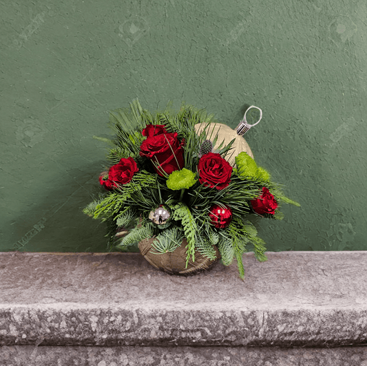 ND-2 Arreglo en vase ornamental de rosas, spray roses y pinoquios