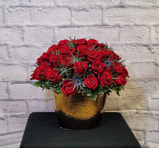 ND-20 Arreglo de rosas y eryngium con follaje y decoración navideña