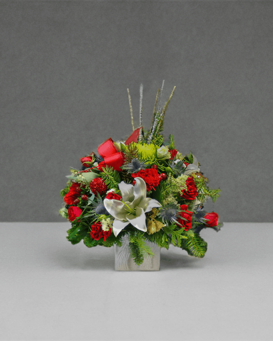 ND-4 Arreglo de claveles, spray roses, lirios, blue eryngium, spiders, follaje y decoración navideña
